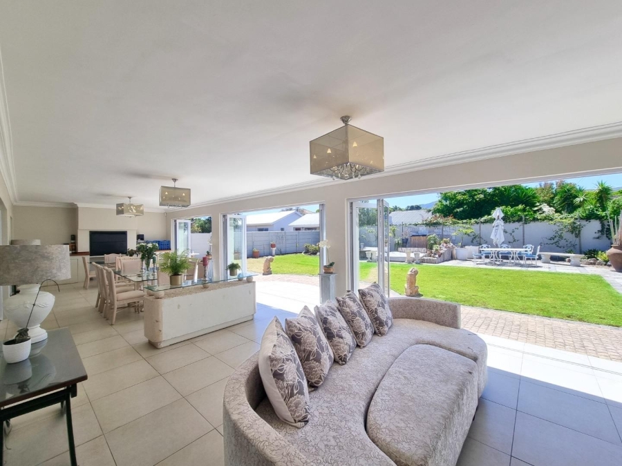 5 Bedroom Property for Sale in Sandbaai Western Cape